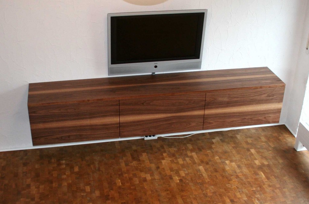 Wandhängendes Sideboard aus Nussbaum - Frontalansicht