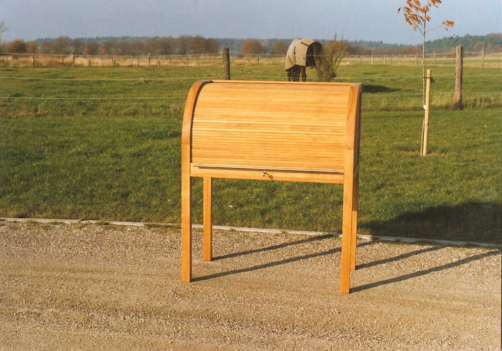 Sekretär aus Massivholz im Freien präsentiert