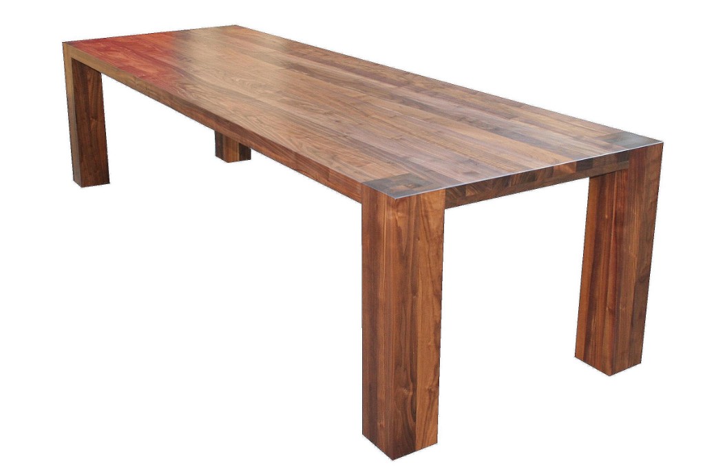Massivholztisch mit klaren Linien