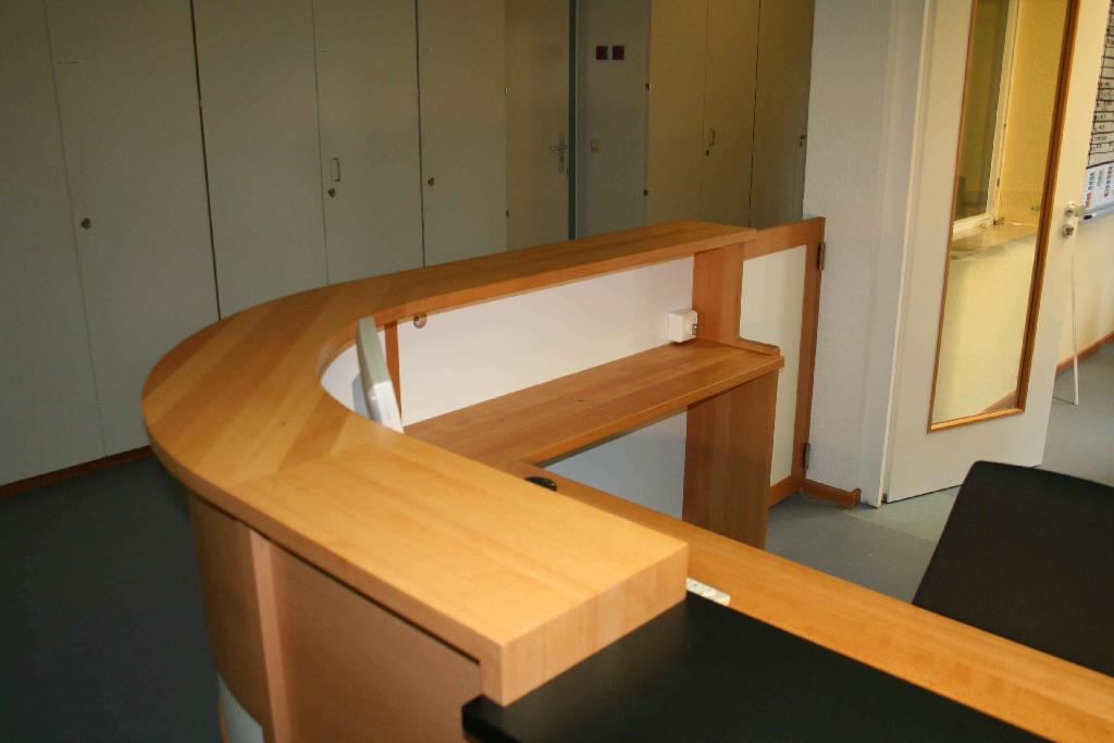 Empfangstresen in L-Form aus Holz