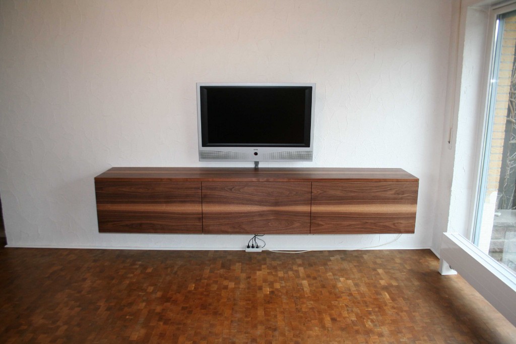 Design-Sideboard Nussbaum - Symmetrische Frontansicht