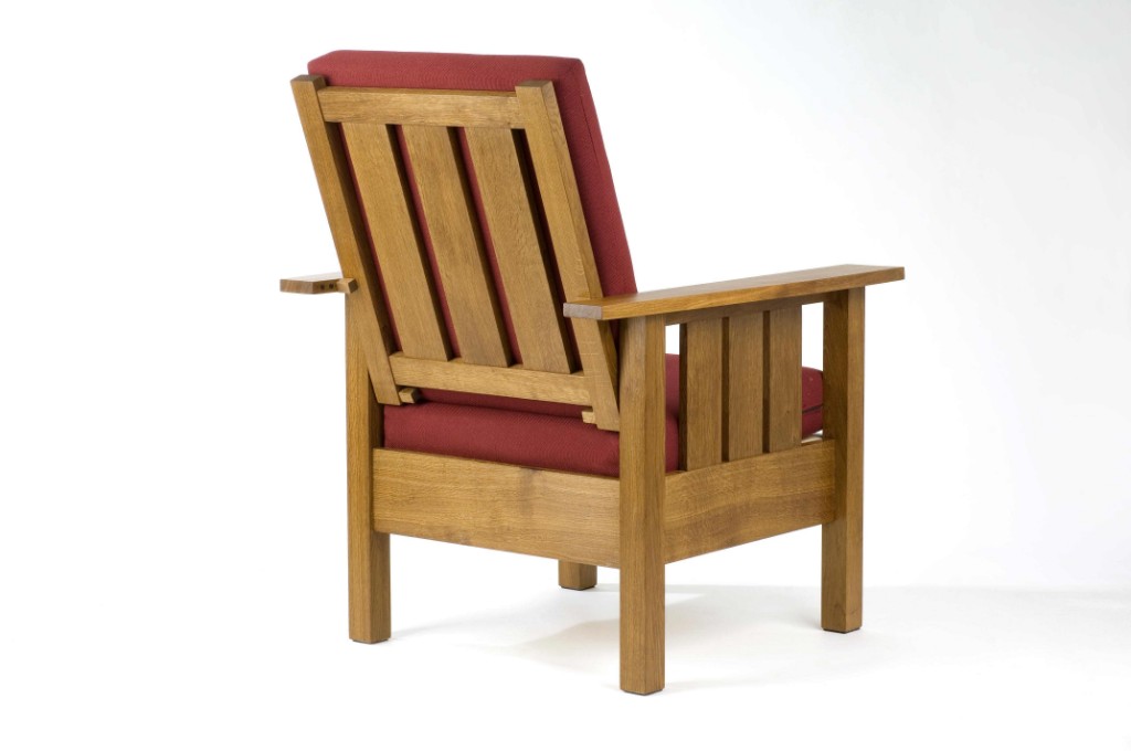 Holzsessel mit rotem Polster