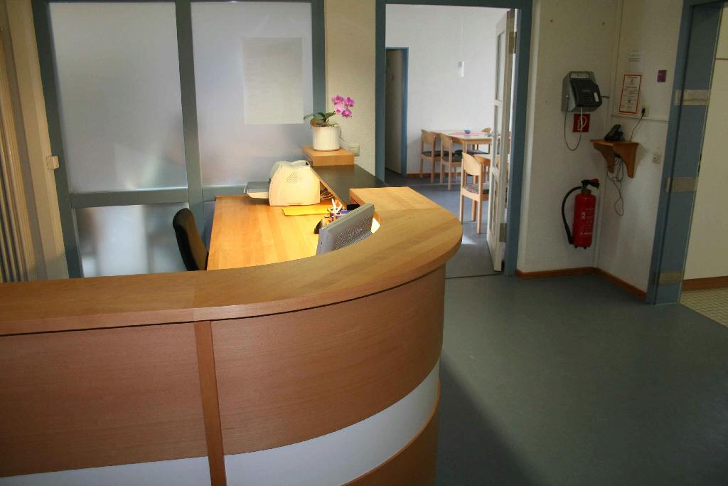 Empfangstresen aus Holz mit runder Form