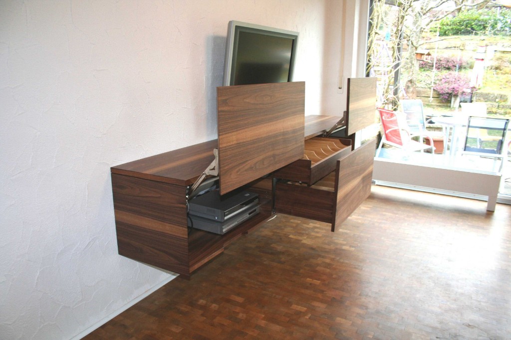 Geöffnetes Nussbaum-Sideboard mit praktischer Innenaufteilung