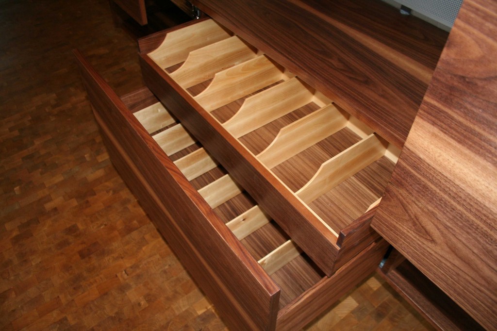Schubladeneinteilung im Nussbaum-Sideboard