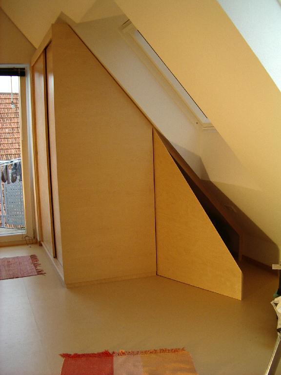 Dachschrägenschrank mit Holzfront und Seitenansicht