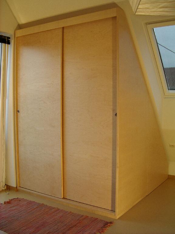 Dachschrägenschrank mit geschlossenen Türen