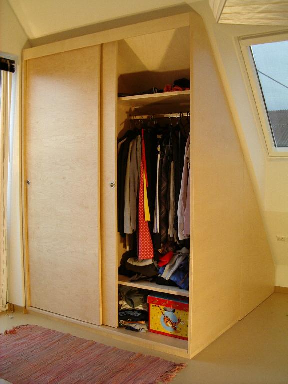 Dachschrägenschrank mit geöffneter Tür und Kleideraufbewahrung