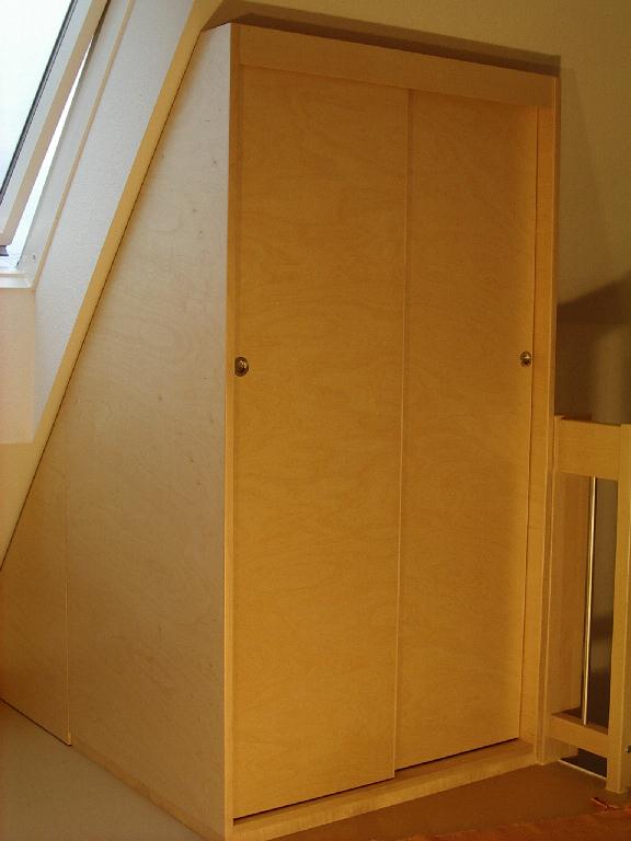 Einbauschrank im Dachgeschoss mit Schrägen