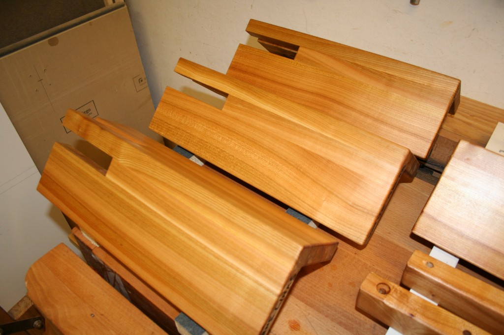 Einzelteile eines Holzbettes mit passgenauen Verbindungen