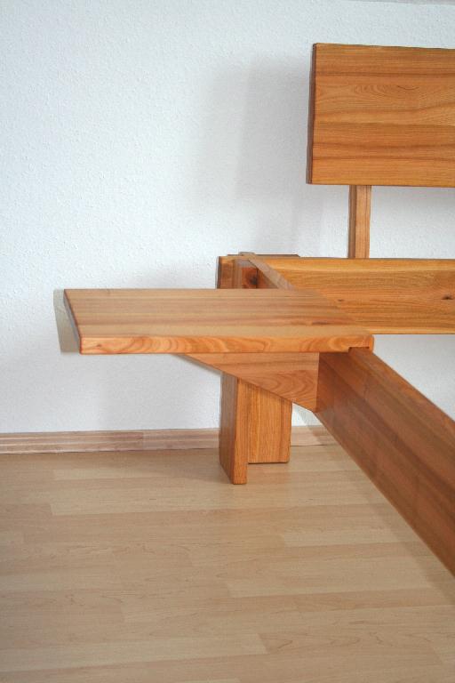 Montage der Seitenteile eines Holzbettes
