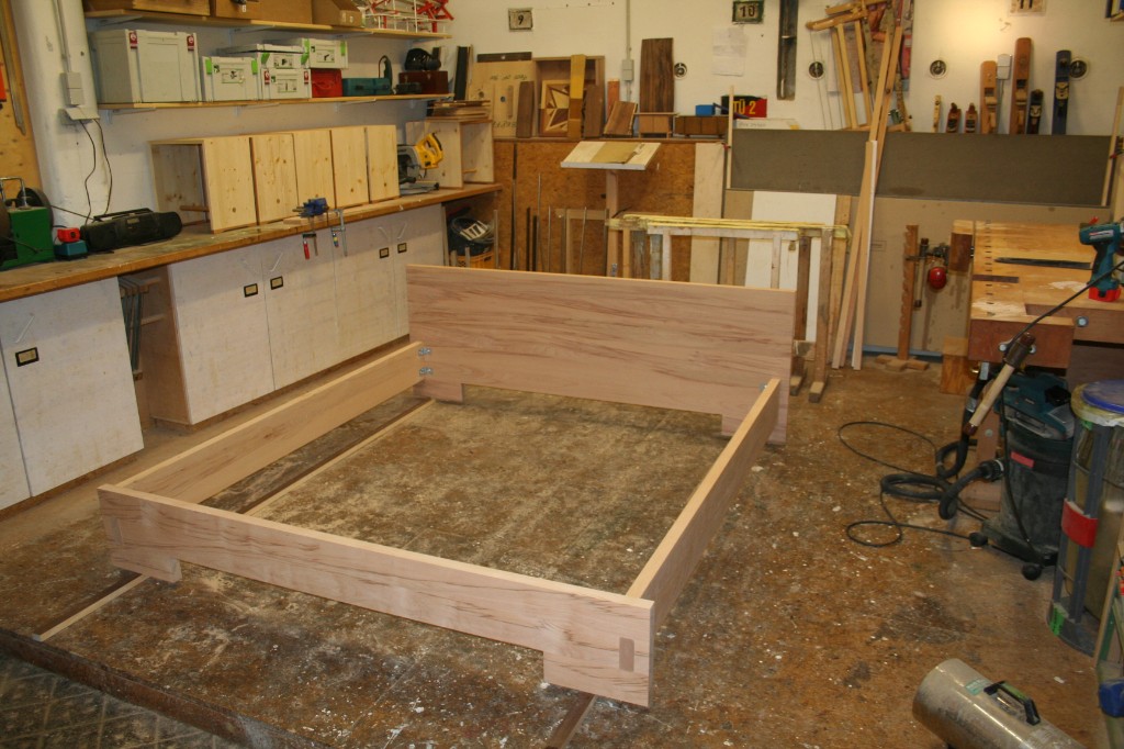 Aufbau eines Holzbettes in der Werkstatt