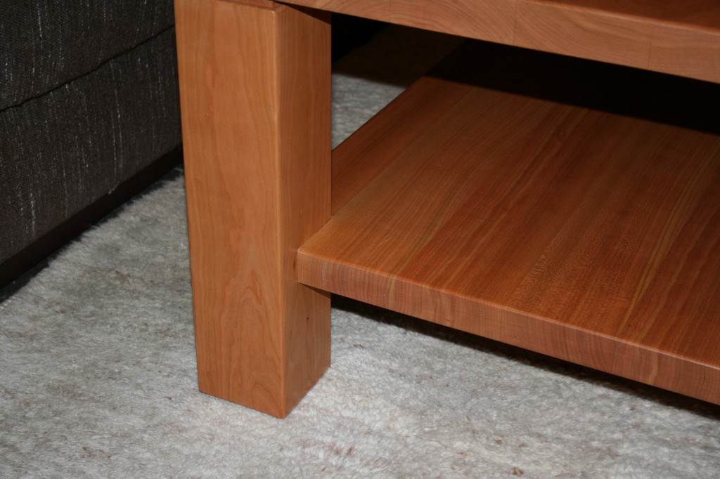 Detailaufnahme eines Couchtischs mit Ablageboden