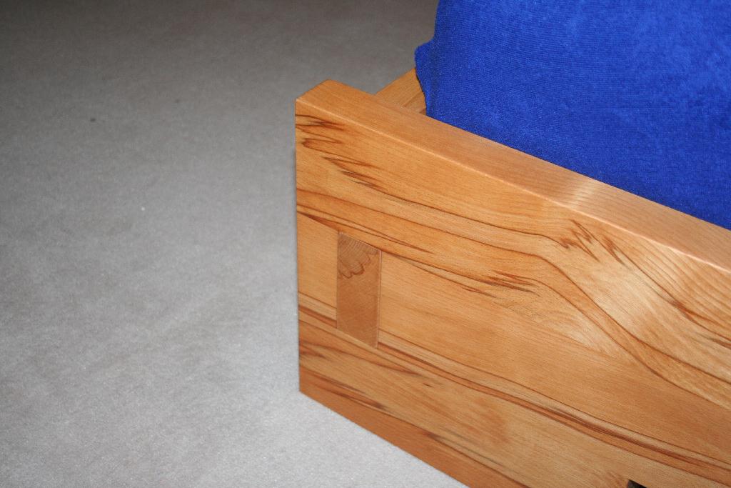 Eckdetail eines Massivholzbettes