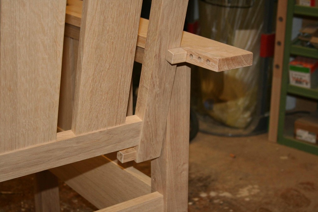 Detailaufnahme einer Holzverbindung im Möbelbau