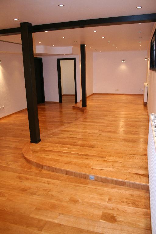 Einheitliches Gestaltungskonzept in Schwarz und Eiche