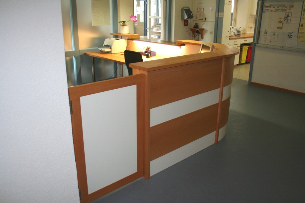 Seitlicher Zugang mit Pendeltür