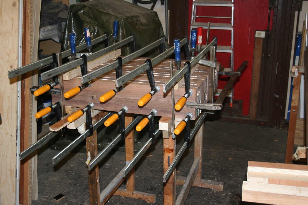 Verleimte Holzplatten mit Zwingen fixiert