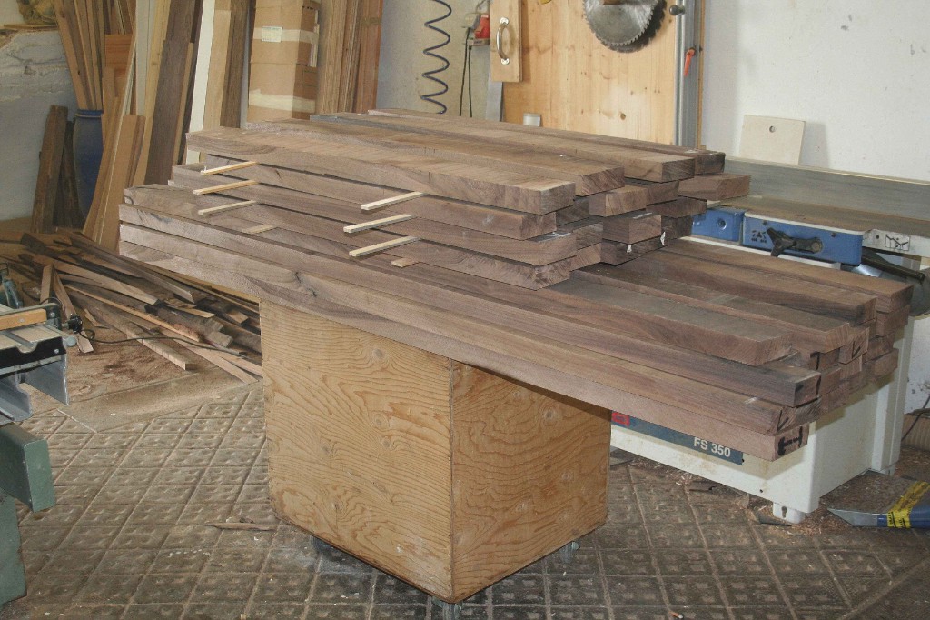 Holzbohlen für Tischbau vorbereitet