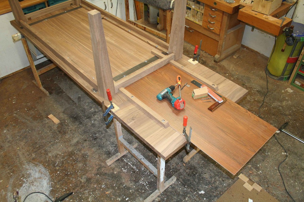 Ansteckplatten werden montiert