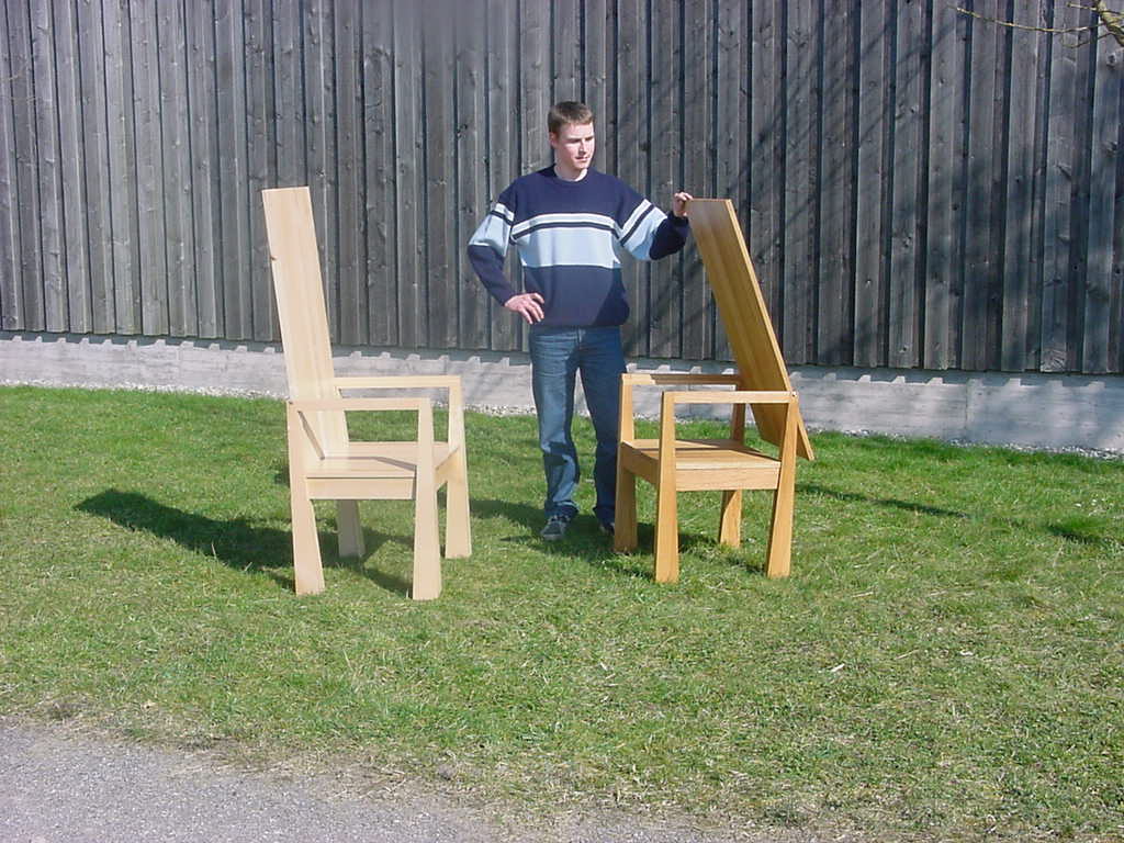 Holzstühle und Tisch im Freien mit Daniel Kruschke