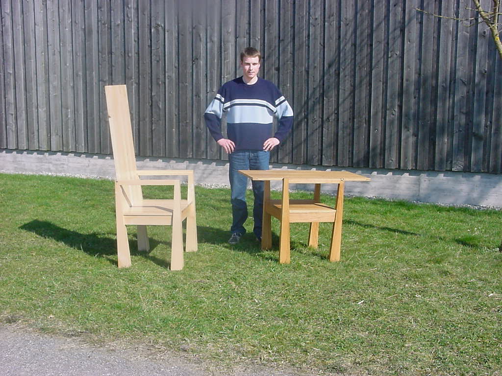 Vom Stuhl zum Tisch - Handgefertigte Holzstühle im Freien präsentiert