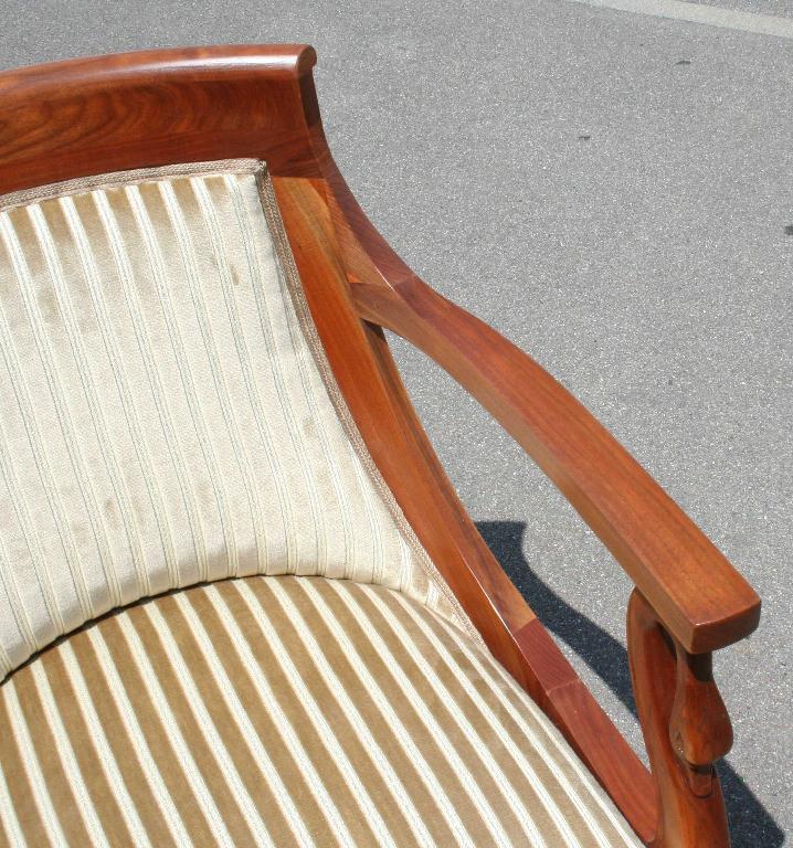 Detailaufnahme: geschwungene Armlehne nach Restaurierung