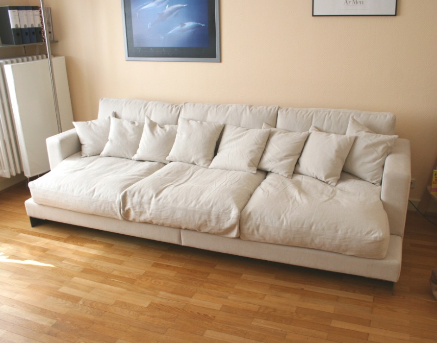 Weißes Sofa im Wohnzimmer