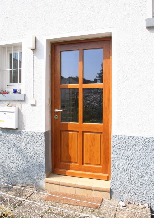 Eingebaute Holztür mit Glaseinsätzen