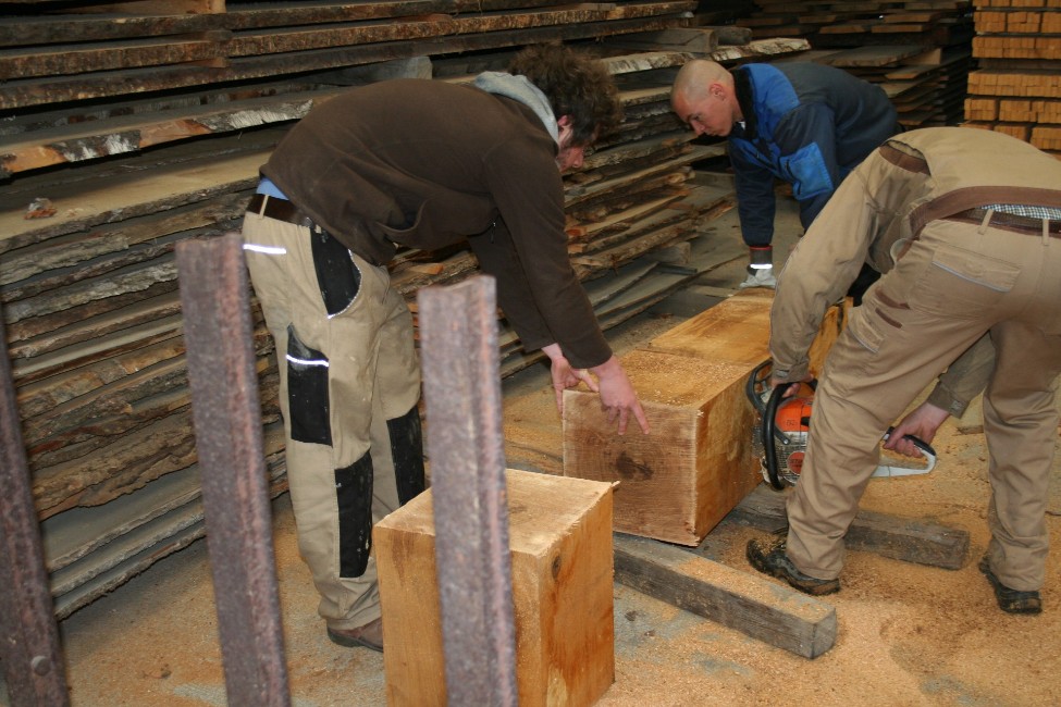 Holzkonzept-Team beim Aufbau eines massiven Holztisches