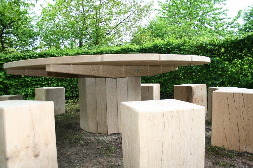 Outdoor-Tisch aus massivem Holz mit Hockern