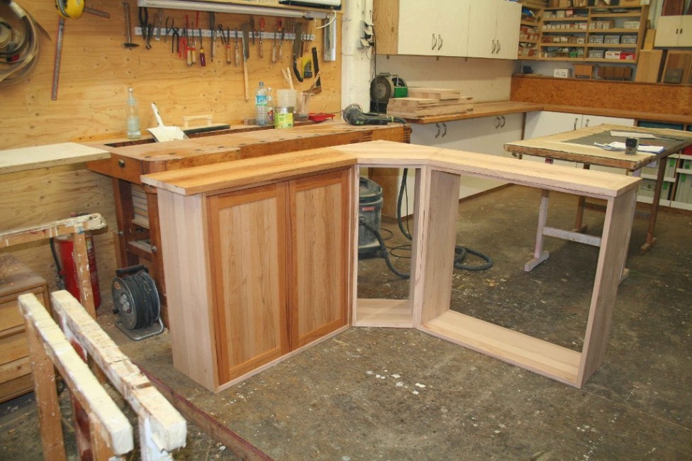Ecksideboard aus Kernbuche in der Fertigung