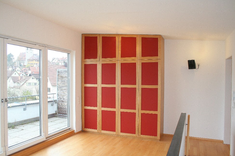 Einbauschrank mit roten Türen und viel Stauraum
