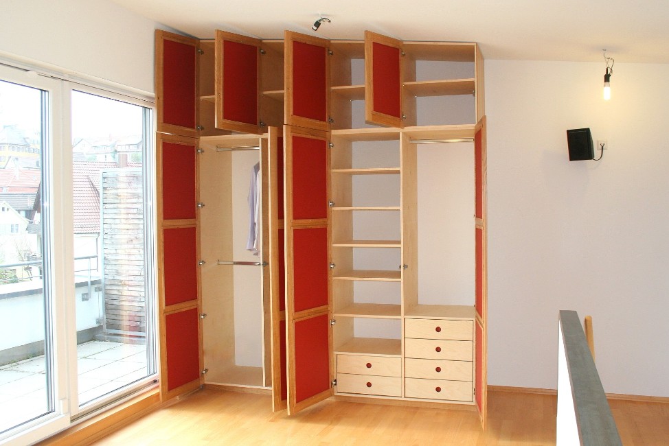 Offener Eckschrank mit Regalen und Schubladen