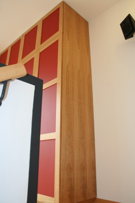 Einbauschrank mit roten Fronten im Aufbau