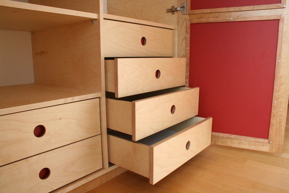 Offene Holzschubladen in einem Schrank