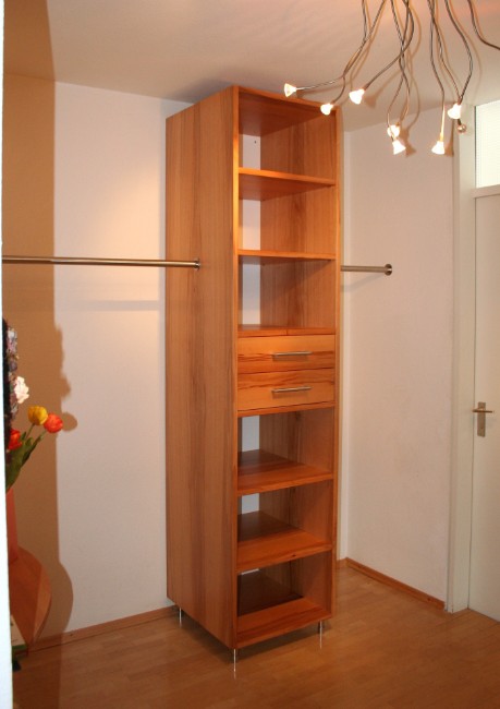 Schrank mit Kleiderstange und Regalfächern