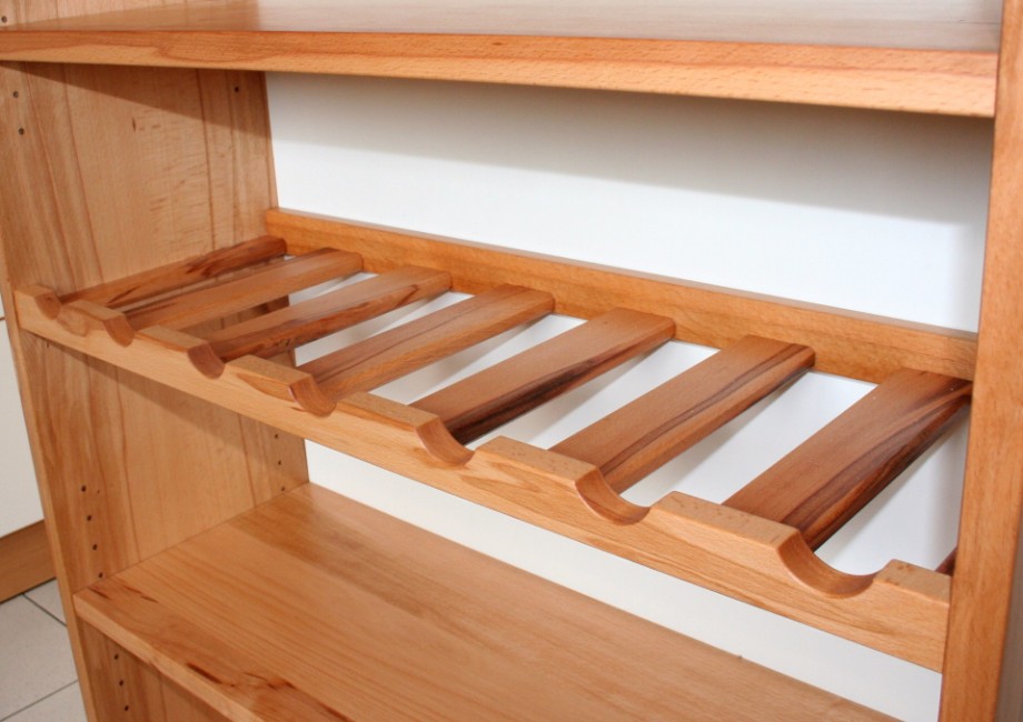 Holzregal mit integrierter Flaschenaufbewahrung