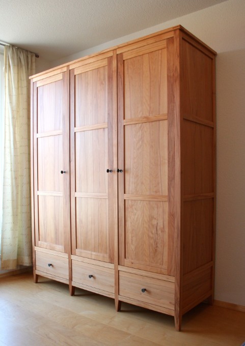 Großer Massivholzschrank mit Türen und Schubladen
