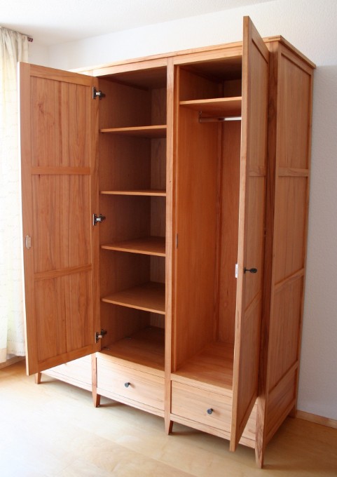 Massivholz-Kleiderschrank mit geöffneten Türen
