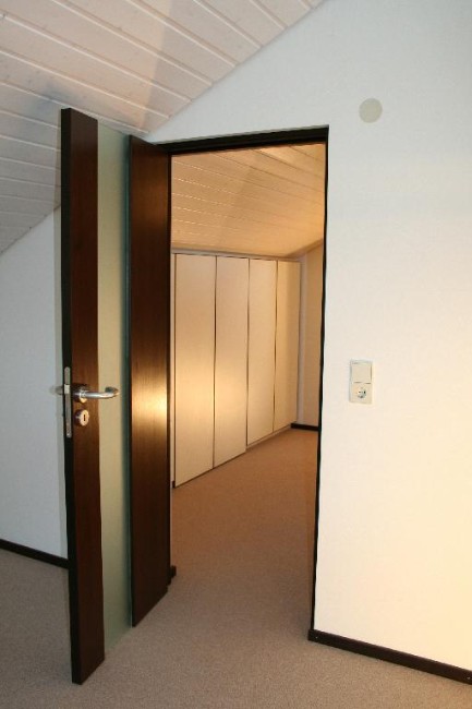 Wenge-Innentür geöffnet - Blick in den Raum
