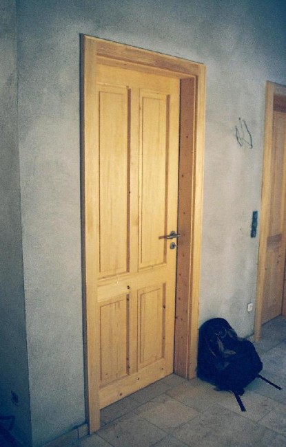 Vollholz-Fichtentür im traditionellen Landhausstil