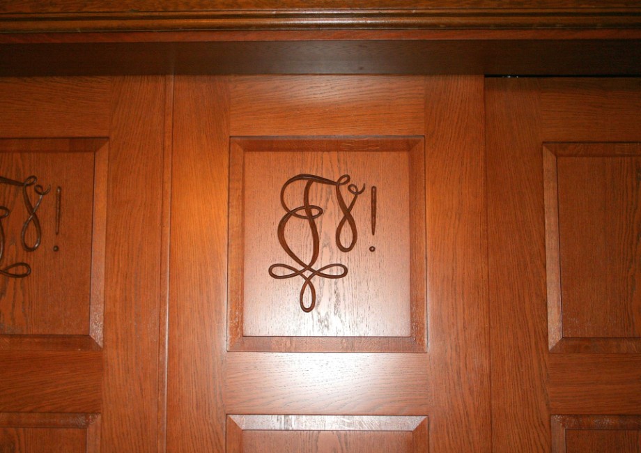 Detail: Monogramm-Intarsie im Türblatt