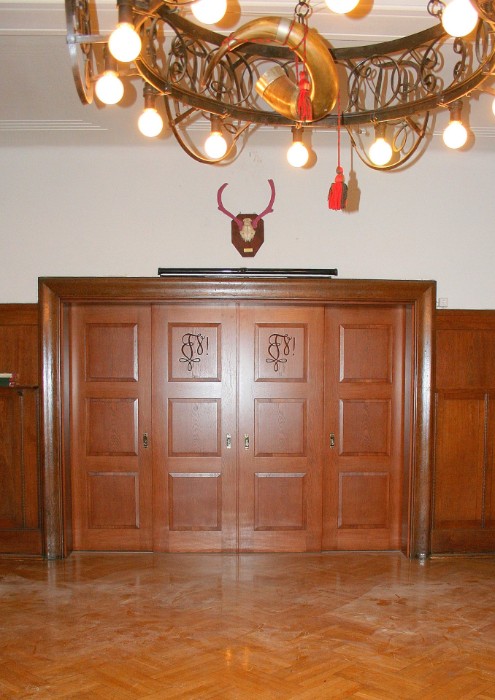 Wandverkleidung mit Doppeltüranlage im Festsaal