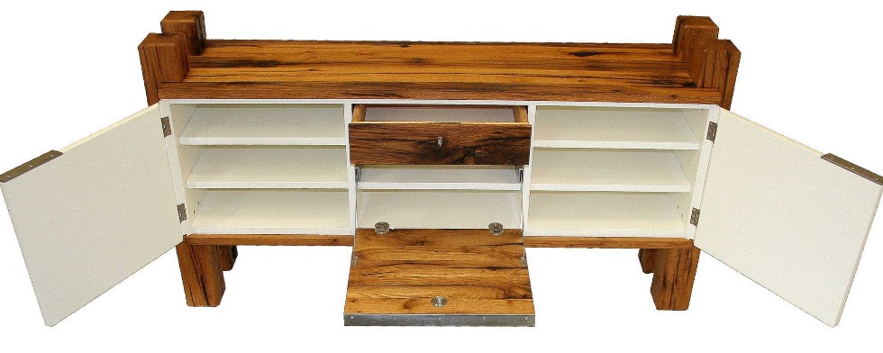 Innenansicht: Stauraum im Sideboard aus Fachwerkbalken