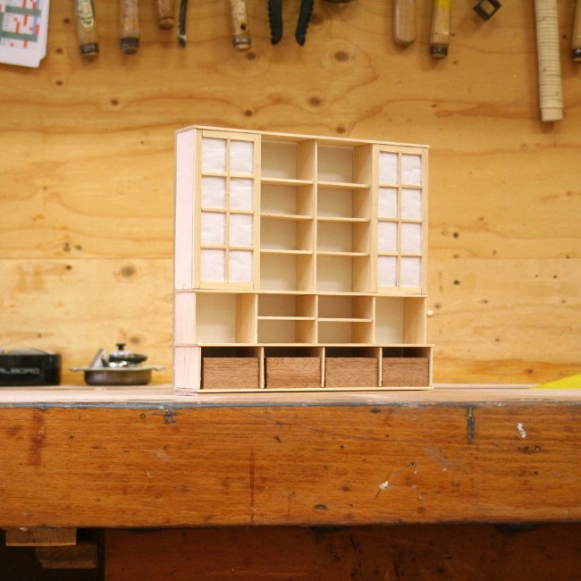 Werkstattansicht eines kleinen Shoji-Regals aus Holz