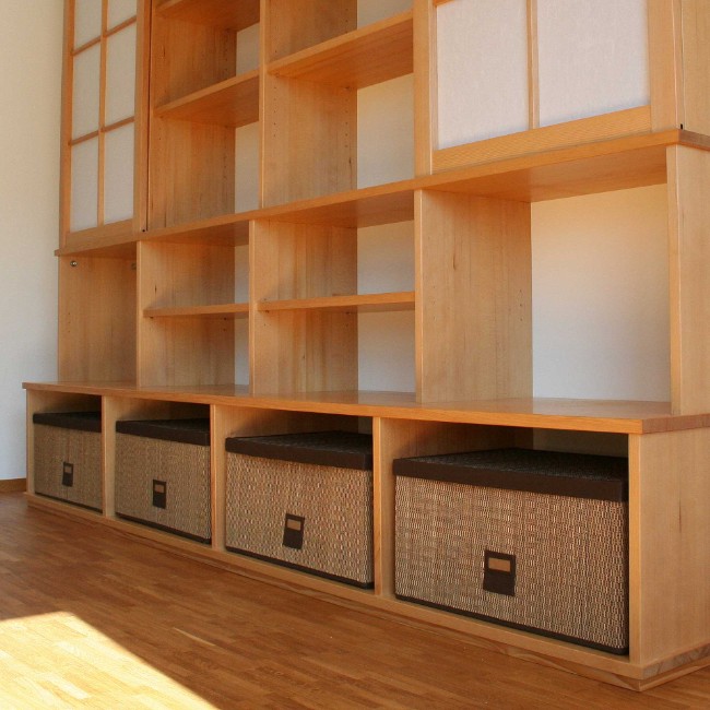 Wandregal aus Holz mit offenen Fächern