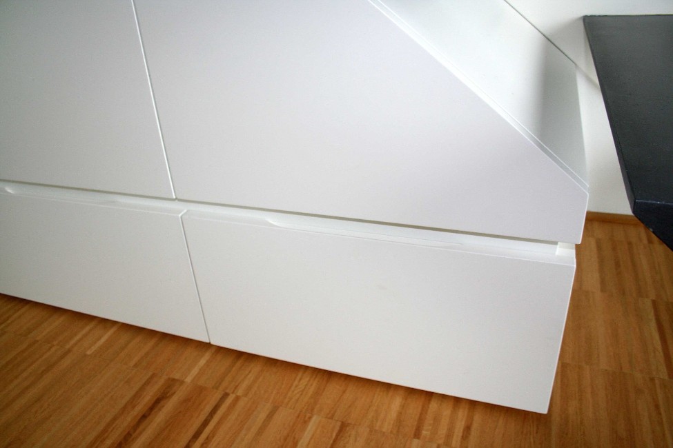 Weißer Einbauschrank unter der Treppe