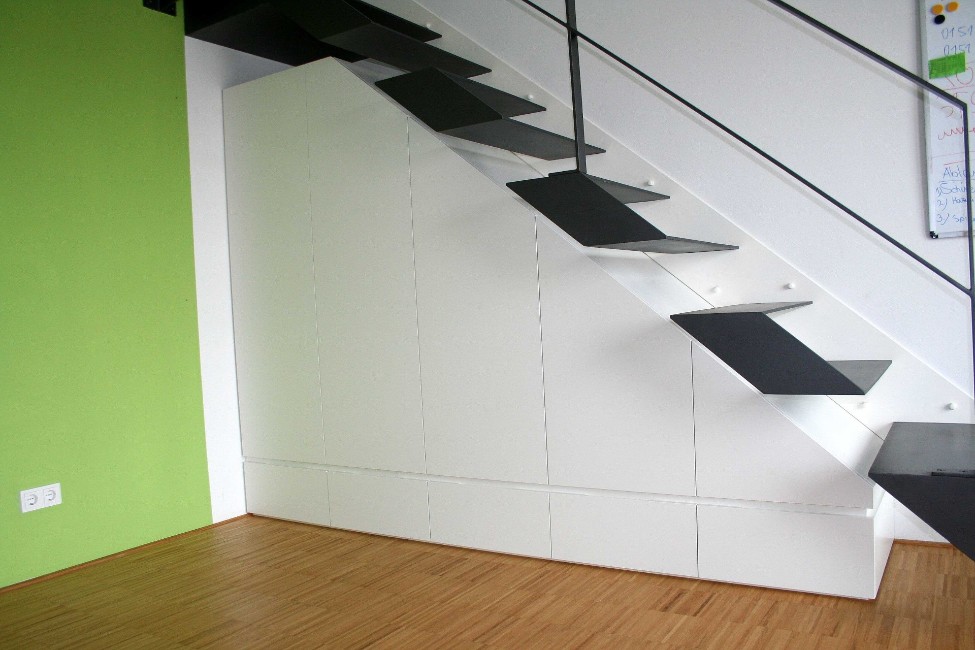 Einbauschrank unter Treppe