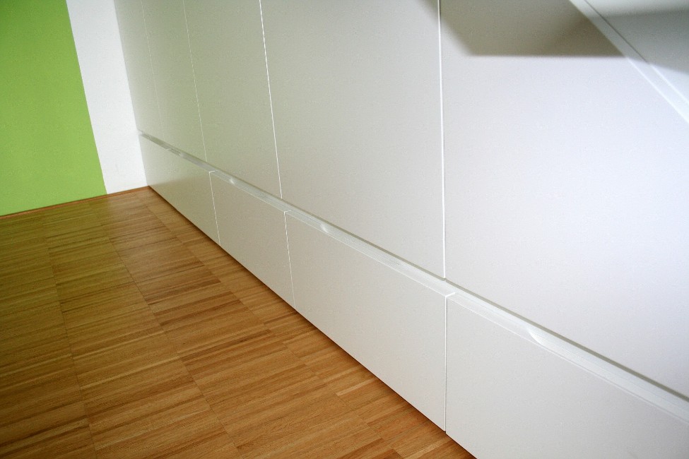 Weißer Einbauschrank unter der Treppe
